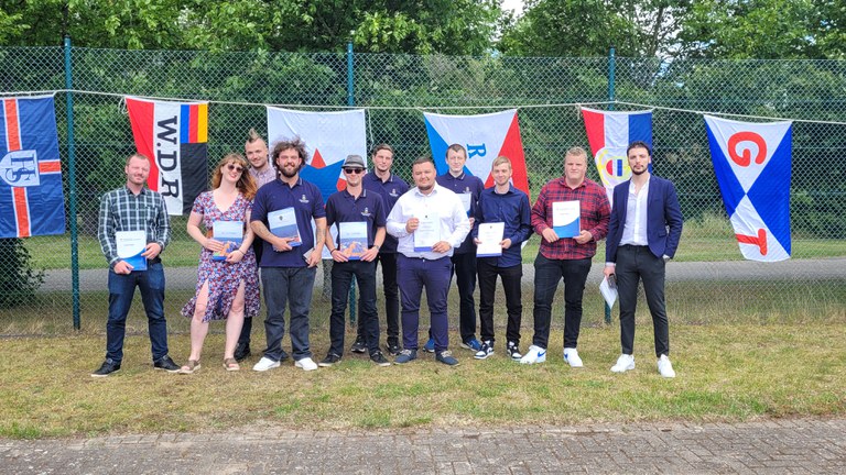 Prüflinge der AP2 02-2022 in TRV mit Auszeichnungen 2022-T2-AP2-AZ.jpg